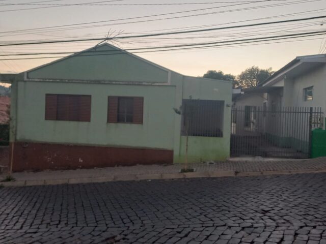 701 - Um lote de terreno, sito nesta cidade, medindo Doze metros de frente para a Rua Major Tomaz